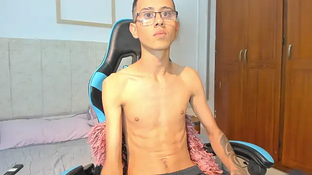 Snapshot of asher_lux chatting on February 4, 2026, 6:58 pm asher lux online show from February 4, 2026, 6:58 pm