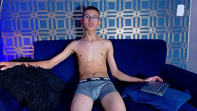 Snapshot of asher_lux chatting on February 5, 2026, 8:13 pm asher lux online show from February 5, 2026, 8:13 pm