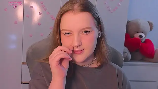 Snapshot of Ol1via chatting on February 16, 2026, 1:35 am Ol1via online show from February 16, 2026, 1:35 am