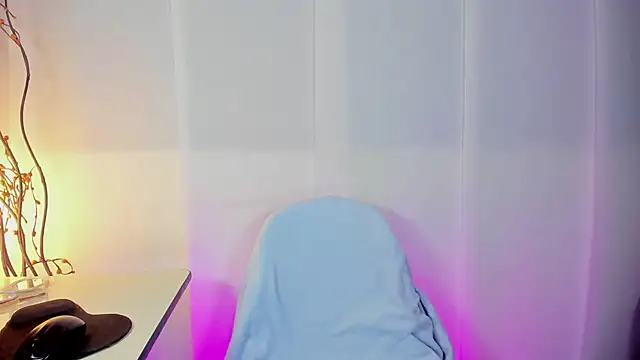 Snapshot of Sue_blue chatting on April 12, 2026, 4:28 am Sue blue online show from April 12, 2026, 4:28 am