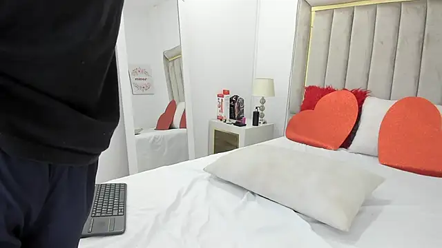 julian xx online show from February 11, 2026, 6:46 pm