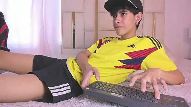 Snapshot of julian_xx chatting on July 7, 2026, 7:29 pm julian xx online show from July 7, 2026, 7:29 pm