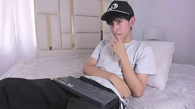 Snapshot of julian_xx chatting on July 18, 2026, 7:39 pm julian xx online show from July 18, 2026, 7:39 pm