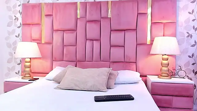 CintiaHolms online show from January 18, 2026, 4:27 am