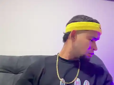 Snapshot of enyel_100 chatting on February 1, 2026, 8:02 am enyel 100 online show from February 1, 2026, 8:02 am