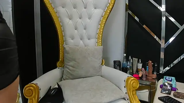 LauraScarlet online show from March 9, 2026, 4:05 am