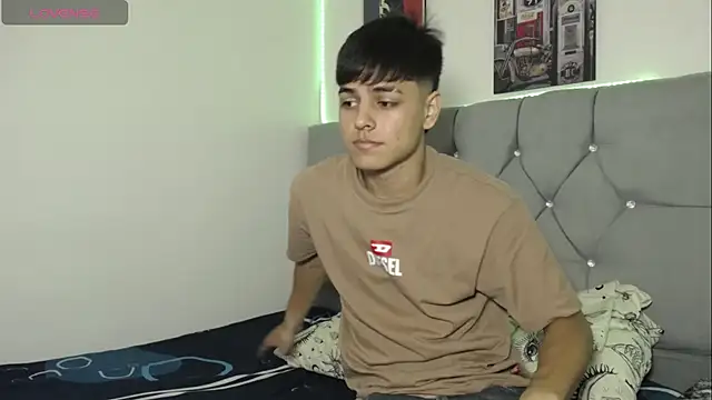 Snapshot of Loganjhonson19 chatting on January 11, 2026, 4:06 am Loganjhonson19 online show from January 11, 2026, 4:06 am