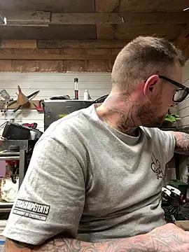 WIDBIGWHITECOCK online show from February 2, 2026, 4:33 am