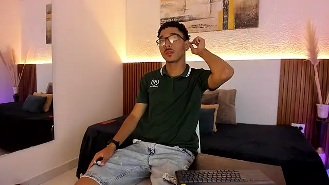 Snapshot of Julian_Dark_ chatting on February 6, 2026, 10:57 pm Julian Dark online show from February 6, 2026, 10:57 pm