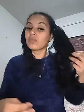 Larissinha015 online show from July 17, 2026, 1:45 am