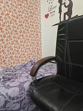 Hot Twinkle online show from June 17, 2026, 7:00 am
