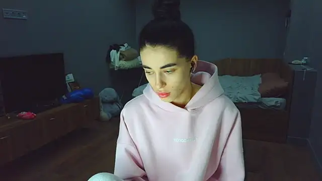 Vlada Elfie online show from April 17, 2026, 7:39 pm