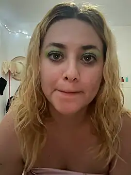 Lililuxx online show from March 4, 2026, 7:36 am