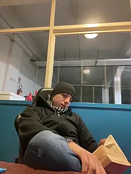 allee2206 online show from March 29, 2026, 9:04 pm