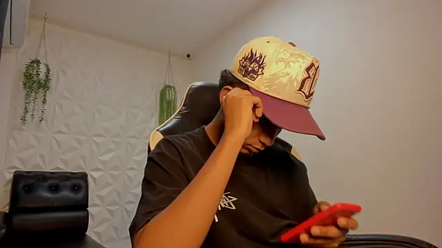 Snapshot of Alluringangel23 chatting on January 7, 2026, 1:52 am Alluringangel23 online show from January 7, 2026, 1:52 am