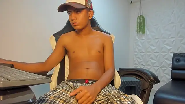 Snapshot of Alluringangel23 chatting on January 13, 2026, 1:33 am Alluringangel23 online show from January 13, 2026, 1:33 am