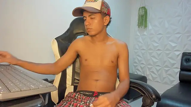 Snapshot of Alluringangel23 chatting on January 15, 2026, 1:21 am Alluringangel23 online show from January 15, 2026, 1:21 am