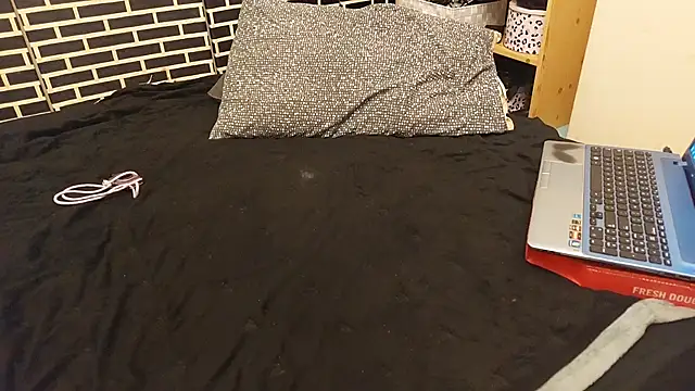 Snapshot of Spatgirl chatting on February 12, 2026, 11:22 pm Spatgirl online show from February 12, 2026, 11:22 pm