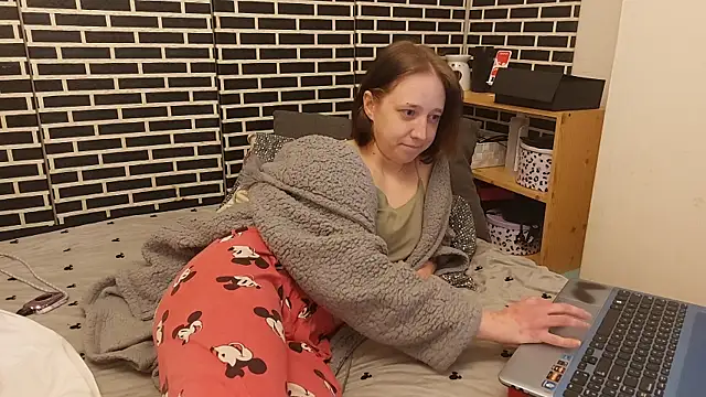 Snapshot of Spatgirl chatting on February 14, 2026, 9:22 pm Spatgirl online show from February 14, 2026, 9:22 pm