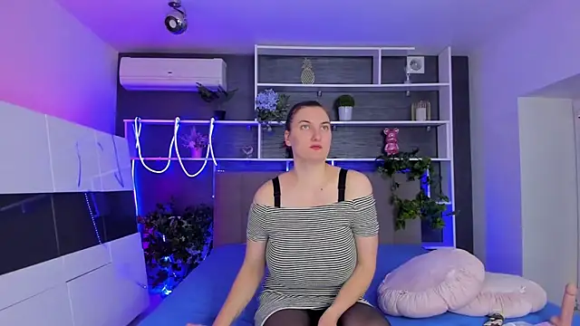 StephieRousee online show from April 1, 2026, 5:30 am