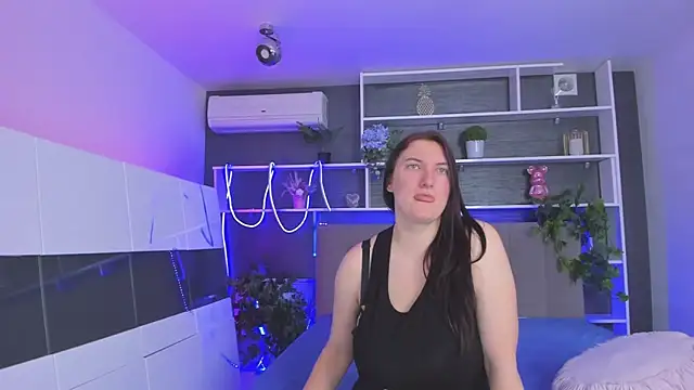 StephieRousee online show from April 25, 2026, 5:10 am