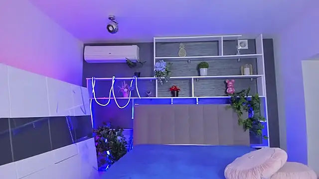 StephieRousee online show from May 8, 2026, 5:24 am