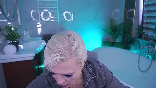 CrystalVibe online show from April 15, 2026, 5:47 am