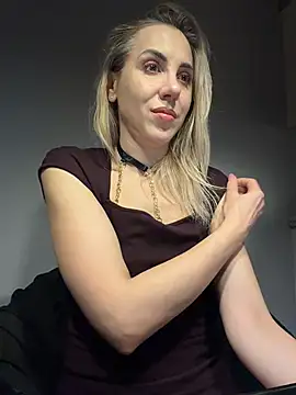 ElenaWhitmore online show from March 13, 2026, 11:33 pm