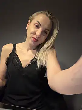 ElenaWhitmore online show from April 11, 2026, 10:03 pm