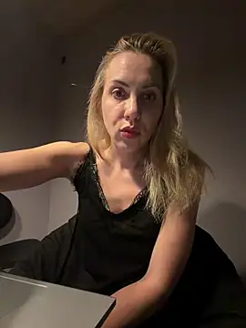 ElenaWhitmore online show from June 2, 2026, 10:45 pm