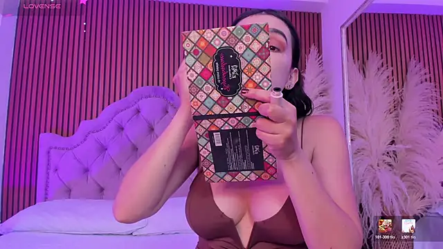 Violett hott  online show from February 13, 2026, 12:56 pm