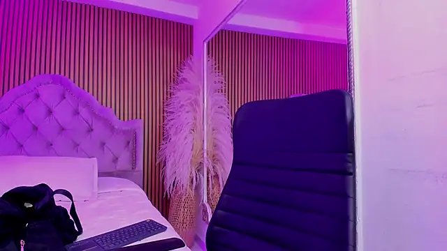 Violett hott  online show from March 10, 2026, 12:32 pm