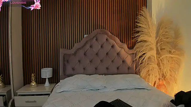 Violett hott  online show from April 16, 2026, 12:17 pm