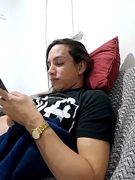 ofjuliaa online show from May 21, 2026, 2:40 am