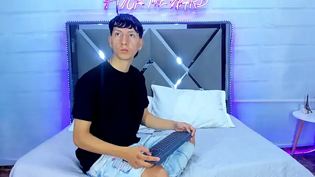 BunnyLove  online show from April 6, 2026, 12:08 am