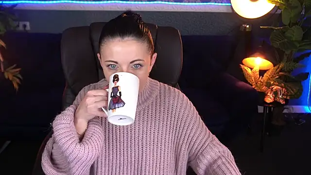 Dafni Monn online show from November 19, 2025, 6:46 am