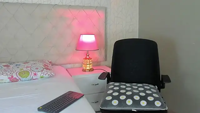 Snapshot of TinyRosee chatting on February 5, 2026, 8:02 pm TinyRosee online show from February 5, 2026, 8:02 pm