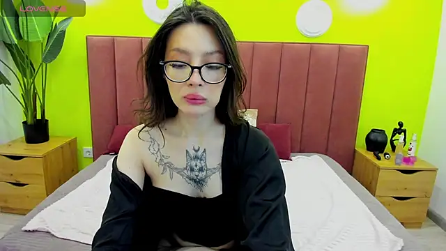 IvyDainty online show from April 10, 2026, 1:33 am