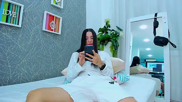 ViictoriiaSaenz online show from May 14, 2026, 3:24 am
