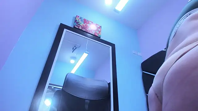 MiaRouss69 online show from April 6, 2026, 8:10 pm