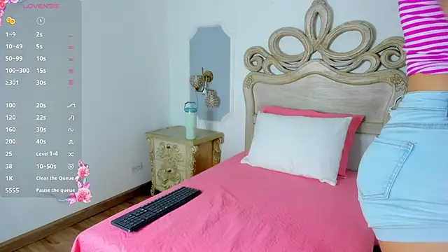 paulina lux online show from March 19, 2026, 8:02 pm