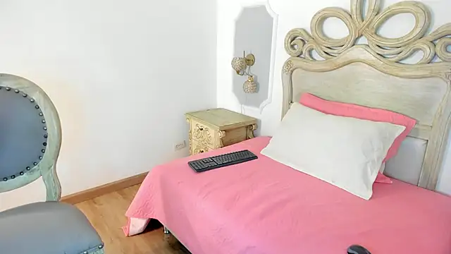 paulina lux online show from April 18, 2026, 7:58 pm