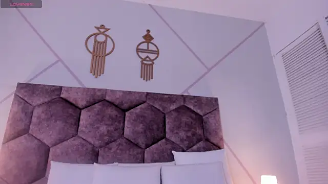 emily nova  online show from April 5, 2026, 12:02 pm