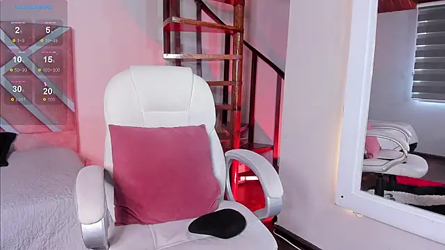 Lara reynolds  online show from March 23, 2026, 1:59 pm