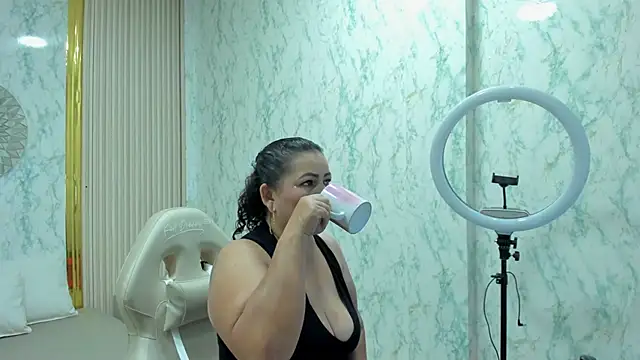 AnaVelveet online show from January 11, 2026, 3:44 am