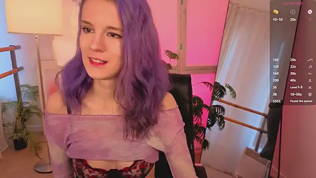 Snapshot of AuraLaunni chatting on February 15, 2026, 7:05 am AuraLaunni online show from February 15, 2026, 7:05 am