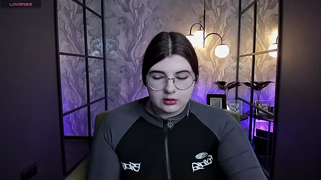 Snapshot of Siena_aa chatting on February 10, 2026, 8:35 pm Siena aa online show from February 10, 2026, 8:35 pm