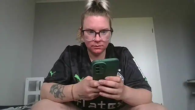 Snapshot of MinchenBienchen98 chatting on February 10, 2026, 10:52 am MinchenBienchen98 online show from February 10, 2026, 10:52 am