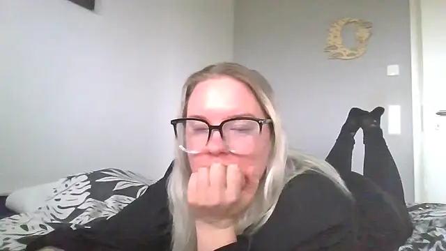 Snapshot of MinchenBienchen98 chatting on February 11, 2026, 10:42 am MinchenBienchen98 online show from February 11, 2026, 10:42 am