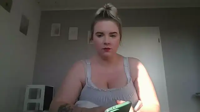 Snapshot of MinchenBienchen98 chatting on February 15, 2026, 10:03 am MinchenBienchen98 online show from February 15, 2026, 10:03 am